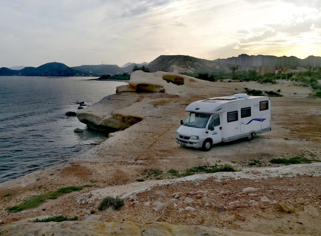 vista scogliera con camper