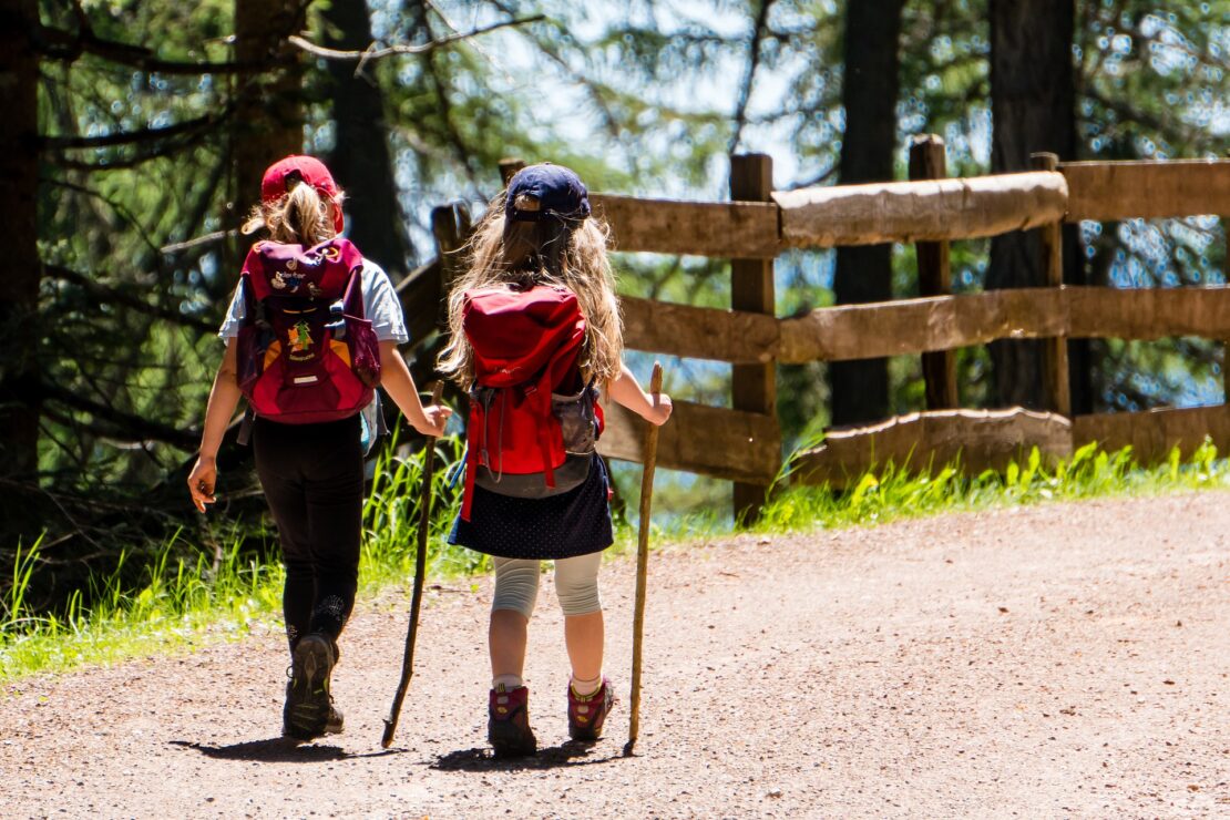 Abbigliamento e accessori da trekking per famiglie con bambini